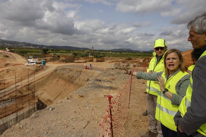 Bernabé visita las obras del puente de la A-7