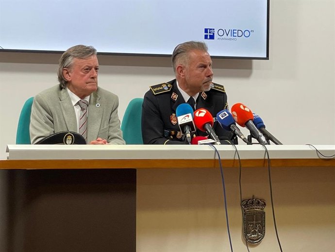 El concejal de Seguridad Ciudadana, José Ramón Prado, y el Comisario Jefe de la Policía Local y encargado del operativo, Javier Lozano.