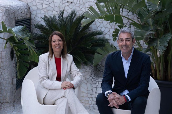 Los abogados Jorge Navarro y Cristina Vallejo, presentan su precandidatura al decanato del Ilustre Colegio de la Abogacía de Barcelona (ICAB), a 30 de abril de 2025, en Madrid (España)