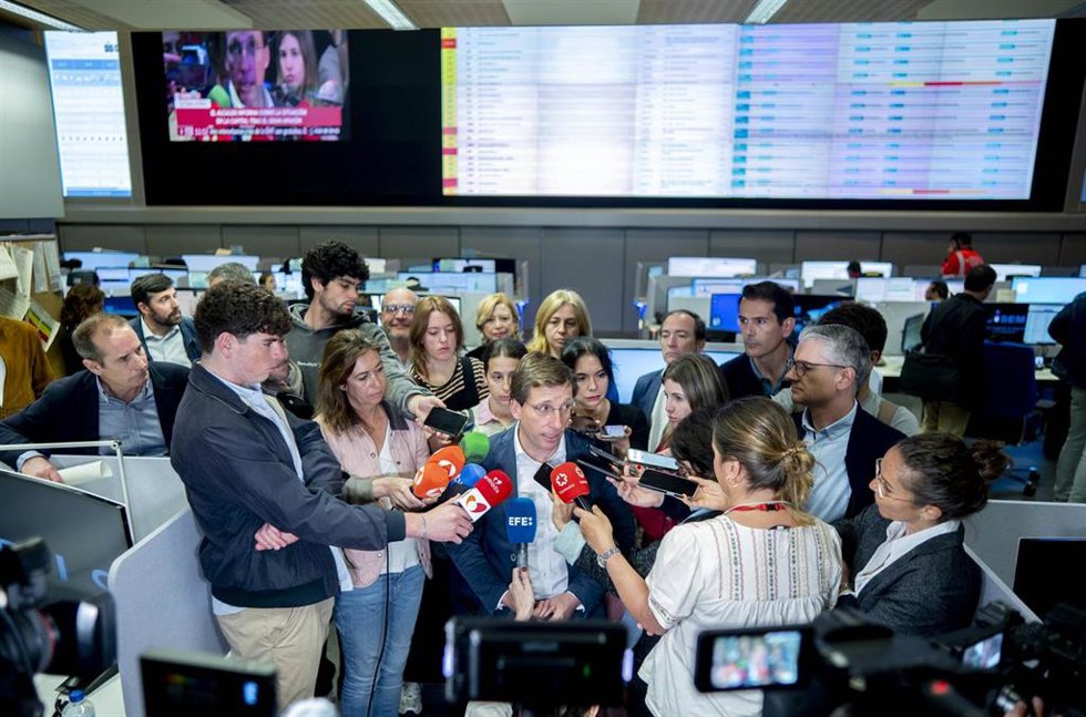 El alcalde de Madrid, José Luis Martínez-Almeida, atiende a los medios de comunicación a su llegada al Centro Integrado de Seguridad y Emergencias (CISEM)