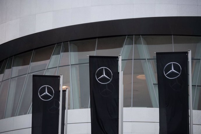 Archivo - 08 July 2020, Stuttgart: Mercedes Benz flags fly in front of the Mercedes Benz Museum. Due to the Coronavirus pandemic, the annual general meeting of the car manufacturer Daimler will take place later than planned and only online. Photo: Marijan