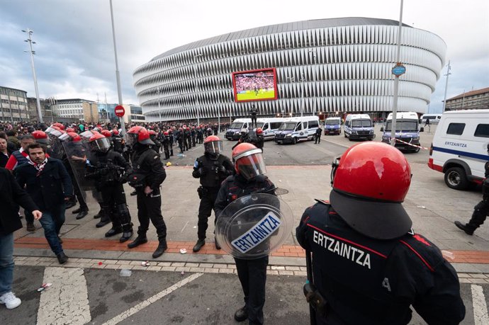 Archivo - Dispositivo de la Ertzaintza previo al partido de Europa League entre Athletic de Bilbao y AS Roma, en los exteriores del estadio San Mamés, a 13 de marzo de 2025, en Bilbao, Vizcaya, País Vasco (España).  El Athletic de Bilbao recibe al AS Roma