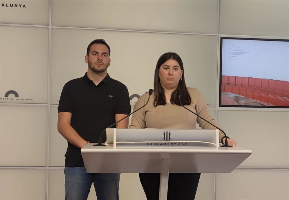 La diputada republicana Mar Besses y el portavoz del Jovent Republic, Marc Martínez, en rueda de prensa.