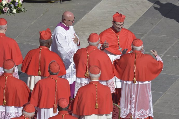 Archivo - El nuevo cardenal y arzobispo de Madrid, Jose Cobo, tras su nombramiento en la basílica vaticana de San Pedro, a 30 de septiembre de 2023, en Roma, (Italia). El Papa Francisco celebra un consistorio en el que crea a 21 nuevos cardenales, entre e