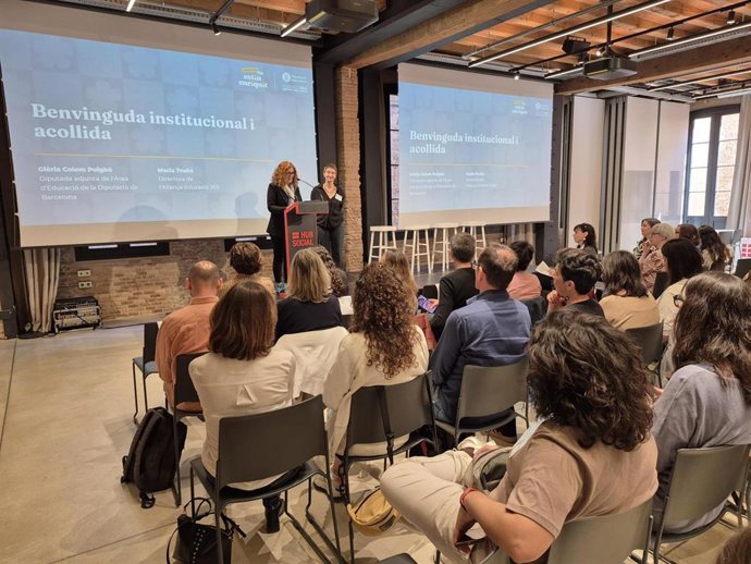 Presentación del plan piloto para ampliar las ofertas educativas en verano en el Hub Social Barcelona.