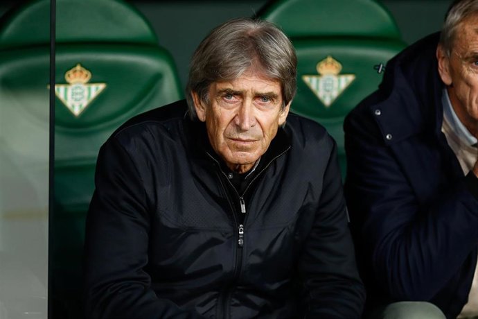 Archivo - Manuel Pellegrini durante un partido del Real Betis 