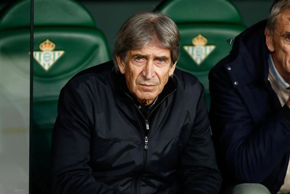 Archivo - Manuel Pellegrini durante un partido del Real Betis