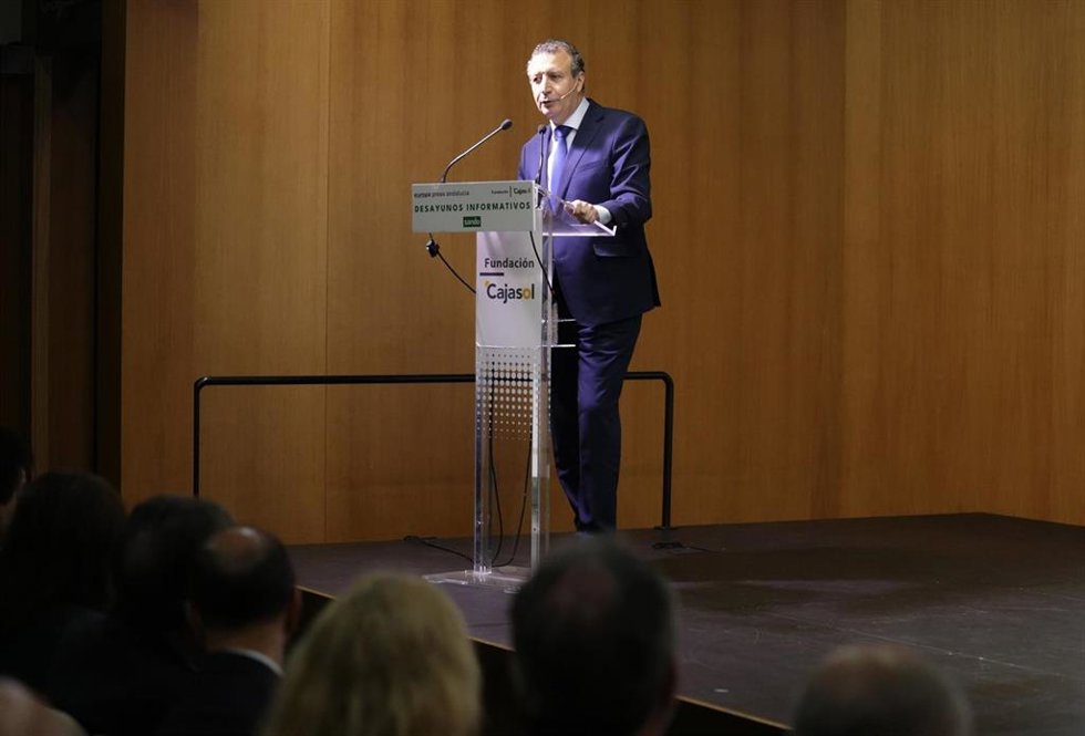 El presidente de la Diputación de Sevilla y secretario provincial del PSOE, Javier Fernández, durante el encuentro informativo. A 30 de abril de 2025, en Sevilla (Andalucía, España). El presidente de la Diputación de Sevilla y secretario provincial del 