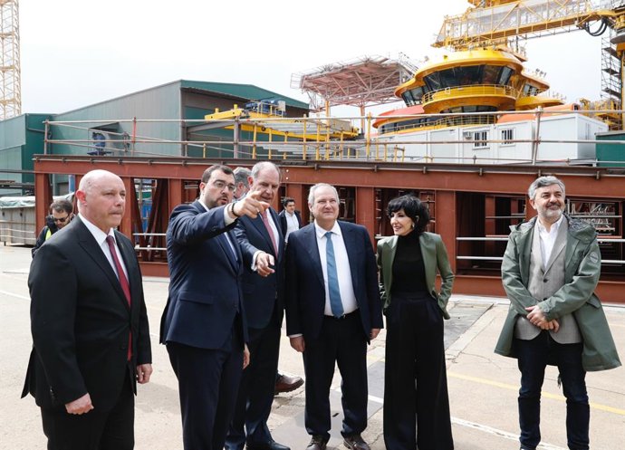 El Presidente Adrián Barbón n'una visita a los astilleros Gondán.