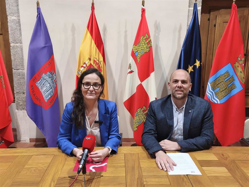 La Teniente De Alcalde De Empleo, Industria Y Comercio, Sonsoles Prieto, Junto Al Presidente De CEOE Ávila, Diego Díez.