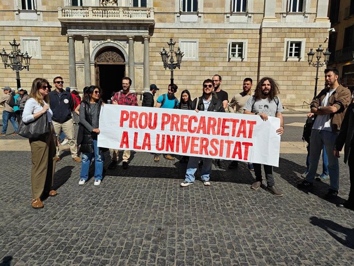Doctorandos concentrados en la plaza Sant Jaume de Barcelona.