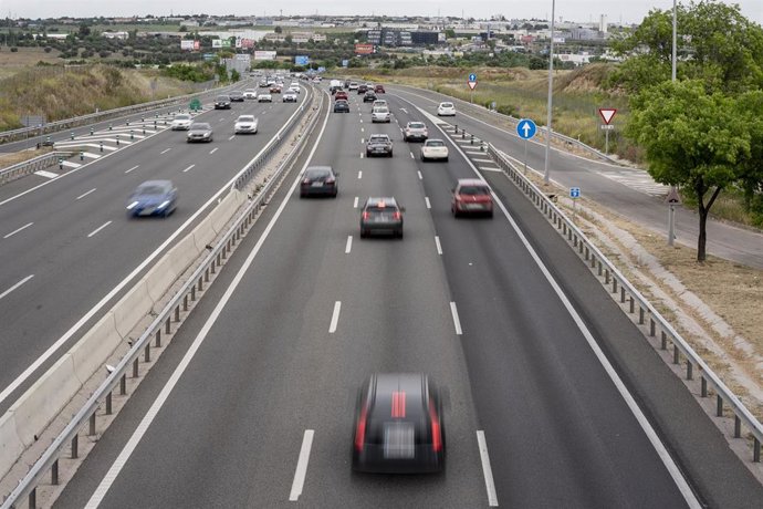 Archivo - Tráfico en una autovía. 