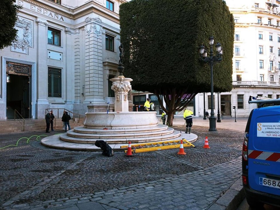 Archivo - Sevilla.-El Ayuntamiento confirma el "buen estado" de los laureles de la Plaza de San Francisco y justifica su poda
