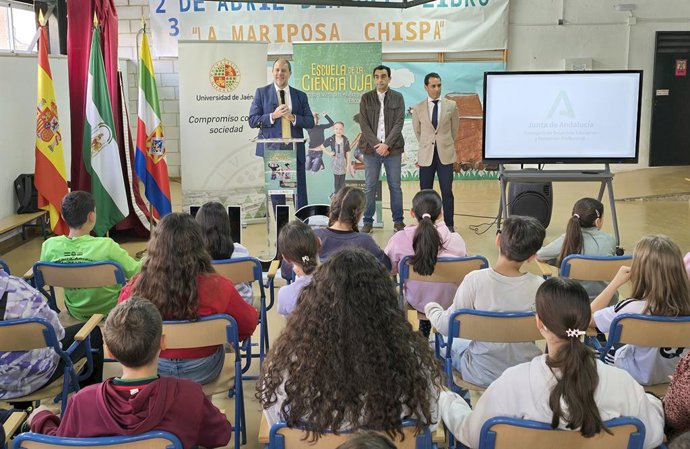 El Rector Nicolás Ruiz, el director del centro, Francisco Javier Dueñas, y el delegado territorial de Desarrollo Educativo, Francisco José Solano, en la inauguración del taller.