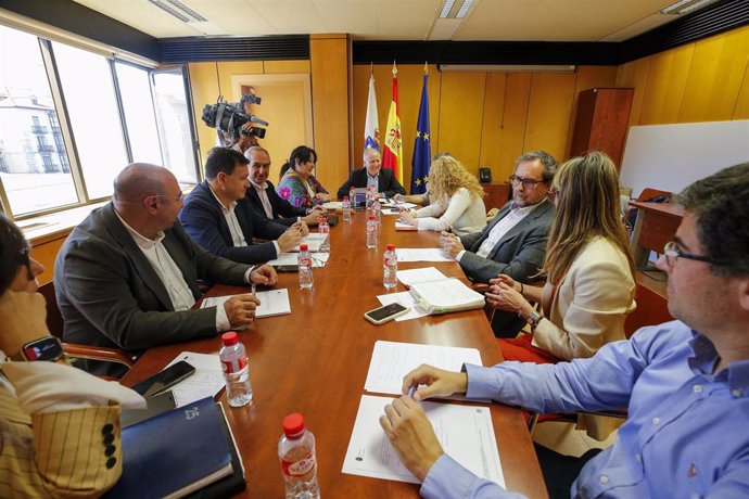 El Consejero De Industria, Empleo, Innovación Y Comercio, Eduardo Arasti, Preside La Comisión Sectorial De Empleo Y Formación Del Diálogo Social