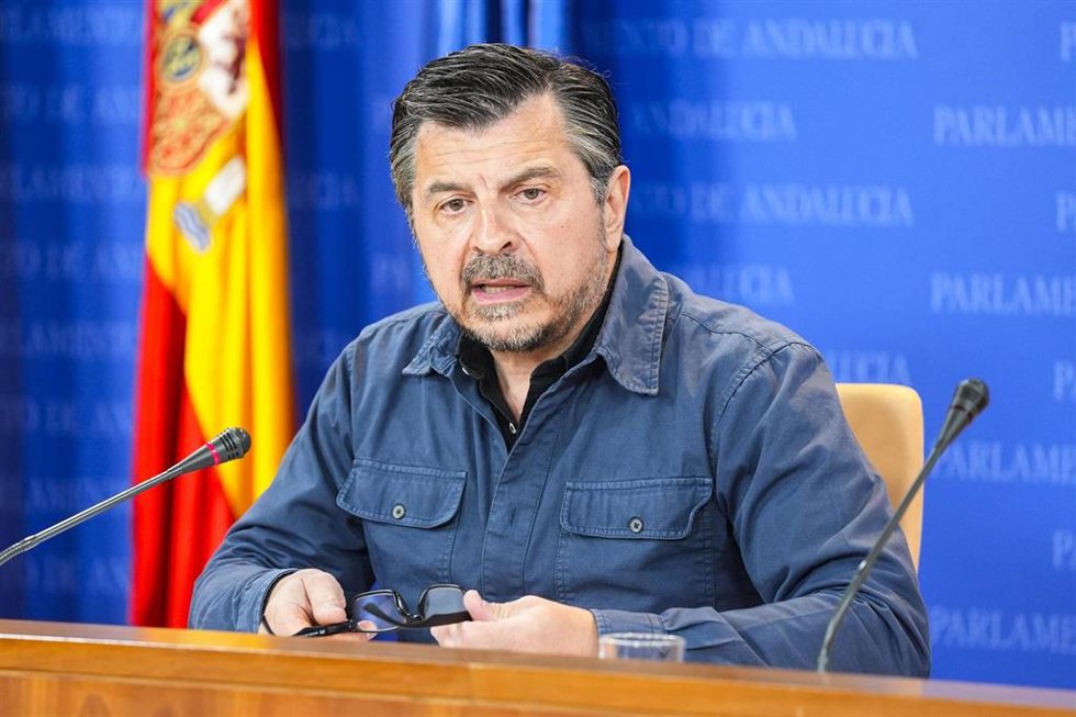 El portavoz del Grupo Parlamentario Popular, Toni Martín, durante la ronda de ruedas de prensa de portavoces de los grupos parlamentarios en el Parlamento de Andalucía, a 30 de abril de 2025 en Sevilla (Andalucía, España). Los portavoces de los grupos p