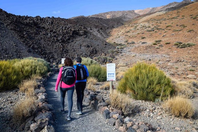 Archivo - Senderistas en el Parque Nacional del Teide