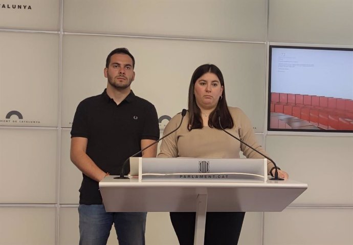 La diputada d'ERC Mar Besses i el portaveu de Jovent Republicà, Marc Martínez
