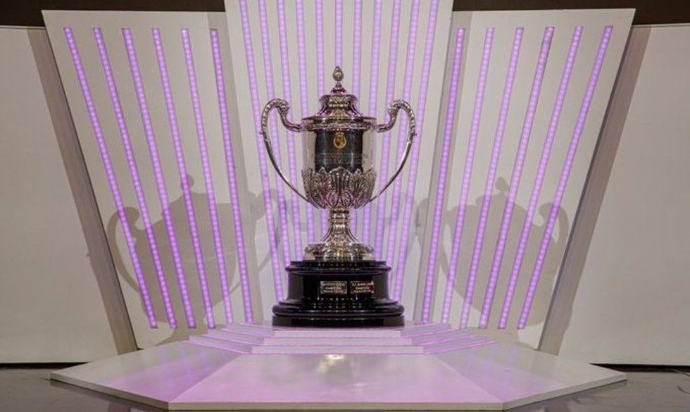 El trofeo de la Copa de la Reina de fútbol