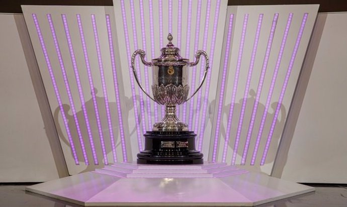 El trofeo de la Copa de la Reina de fútbol