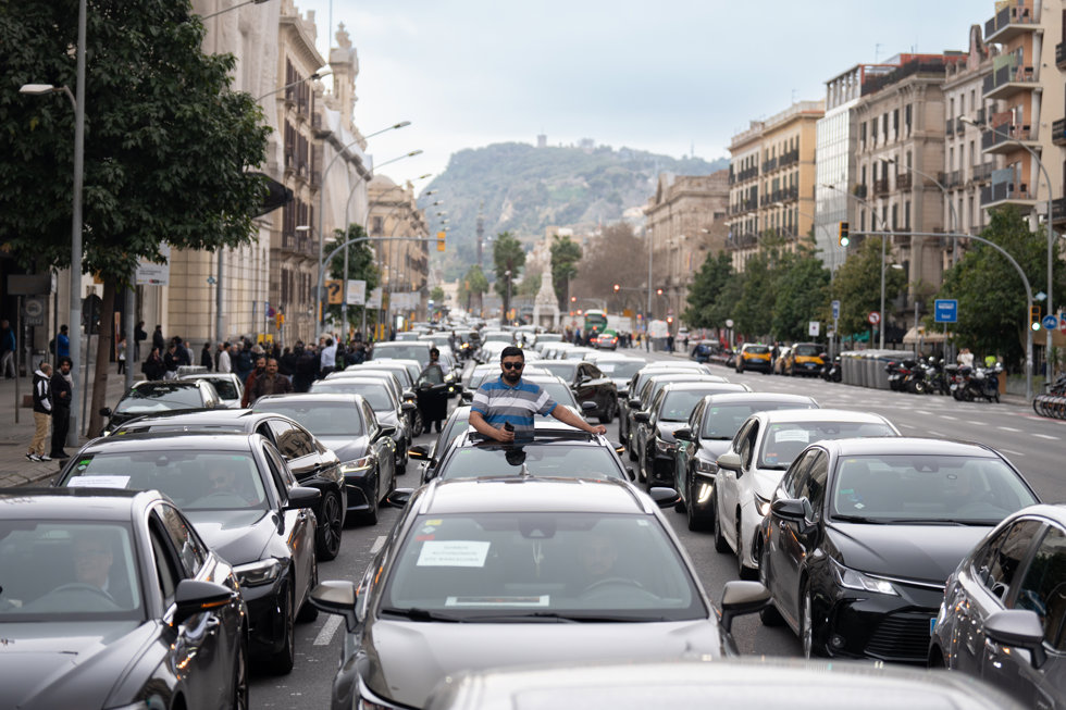 Conductores y empresarios de VTC durante la marcha lenta de las VTC de Catalunya, en la estació de Franca, a 11 de marzo de 2025, en Barcelona, Cataluña (España).
