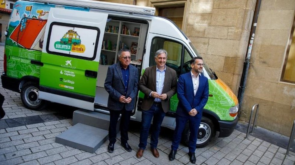 El consejero de Cultura, Turismo, Deporte y Juventud, José Luis Pérez Pastor; el responsable de Acción Social de CaixaBank en la Territorial Ebro, Jorge García; y el presidente de Fundación Caja Rioja, Pablo Arrieta, presentan la Biblioteca Nómada'