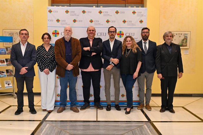 Carlos Aimeur, autor de la tesis sobre Blasco Ibáñez como pionero del cine mudo europeo defendida hoy en la CEU UCH, junto a los directores y miembros del tribunal.