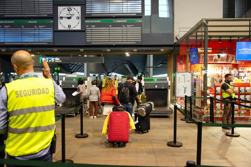 Agentes de seguridad en la estación de trenes de Santa Justa el día después del apagón generalizado.