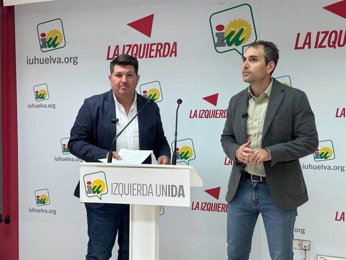 El coordinador de Izquierda Unida en Andalucía y diputado de Sumar en el Congreso, Toni Valero, junto al coordinador de IU en Huelva, Marcos Toti.