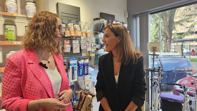 La consejera de Igualdad, Sara Simón, y la presidenta del Cofcam y farmacéutica en Guadalajara, Concepción Sánchez.