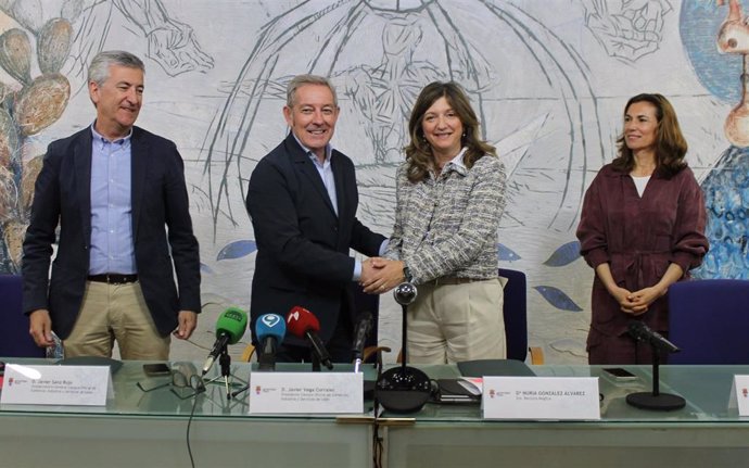 La rectora de la ULE, Nuria González y el presidente de la Cámara de Comercio, Javier Vega, durante la firma del convenio.