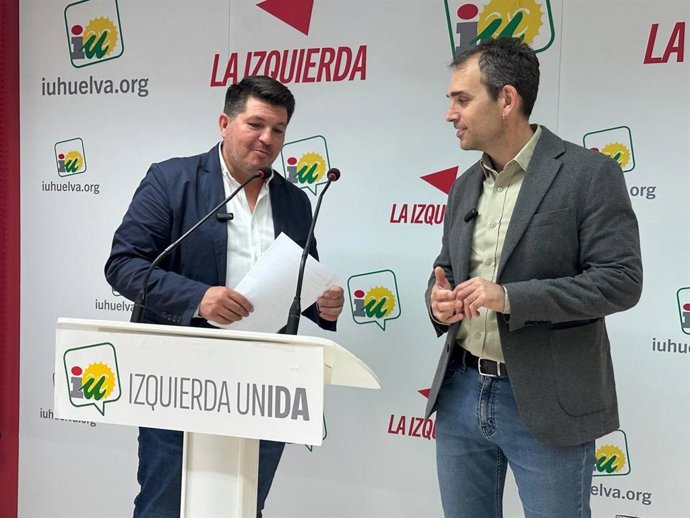 El coordinador autonómico de Izquierda Unida en Andalucía y diputado por Sumar en el Congreso, Toni Valero, y el coordinador de IU Huelva, Marcos Toti, en rueda de prensa.