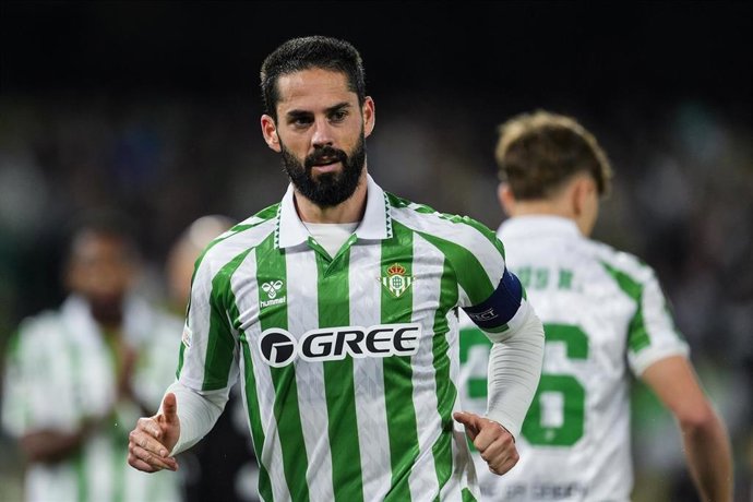 Archivo - Francisco 'Isco' Alarcon of Real Betis looks on during the UEFA Conference League 2024/25  League Round of 16 First Leg match between Real Betis and Vitoria Guimaraes SC, at Benito Villamarin stadium on March 06, 2025, in Sevilla, Spain.