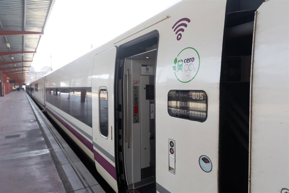 Archivo - Un tren de Renfe en la estación de Chamartín-Clara Campoamor