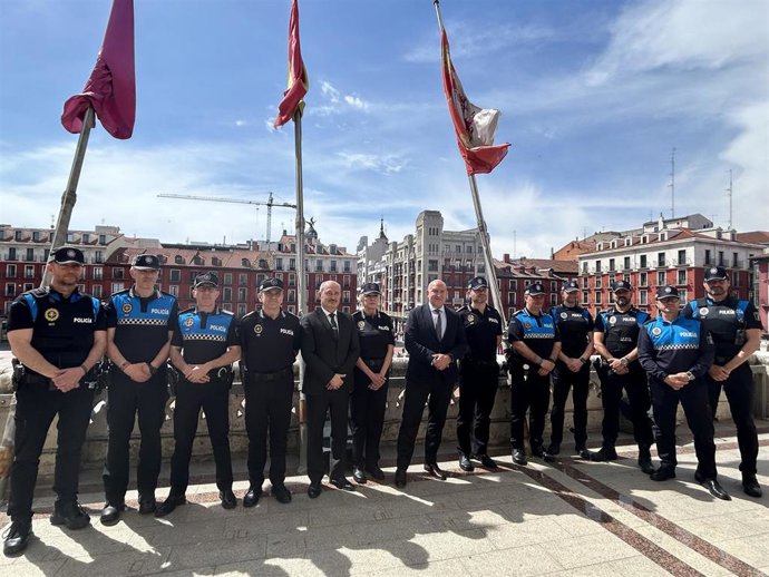 El alcalde de Valladolid, Jesús Julio Carnero, el concejal de Salud Pública y Seguridad, Alberto Cuadrado, y la superintendente de la Policía, junto a mandos y efectivos de la Policía municipal.