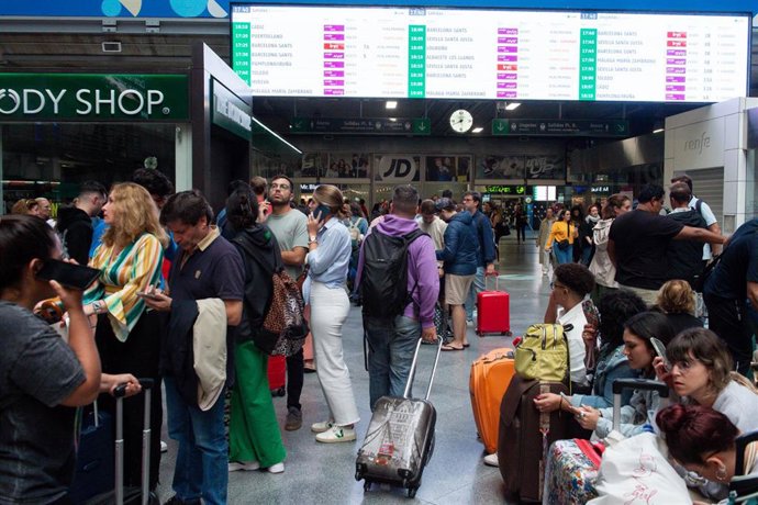 Archivo - Cientos de viajeros con sus viajes cancelados esperan en la Estación de Atocha-Almudena Grandes.