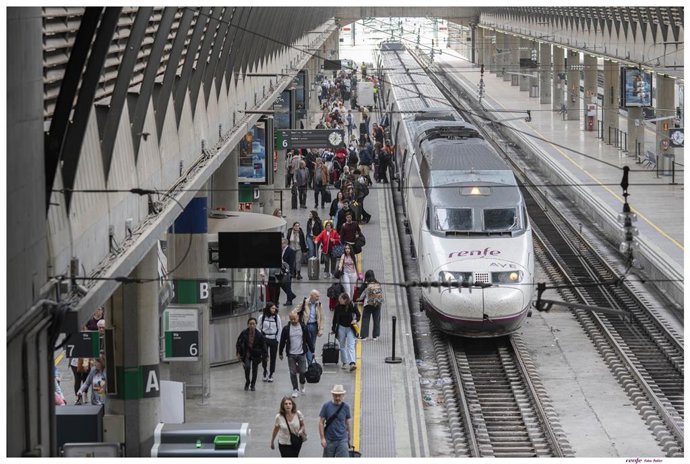 Archivo - Tren de Renfe en la Estación de Santa Justa (Sevilla).