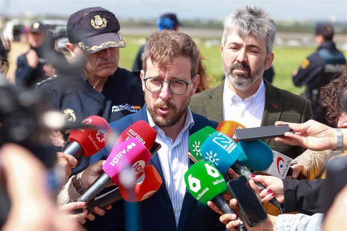 El subdelegado del gobierno Francisco Toscano atiende a los medios de comunicación. 