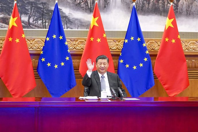 Archivo - El presidente de China, Xi Jinping, frente a banderas chinas y de la Unión Europea