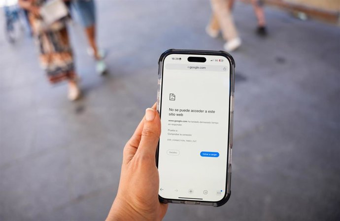 Un teléfono móvil sin señal durante el apagón de red eléctrica