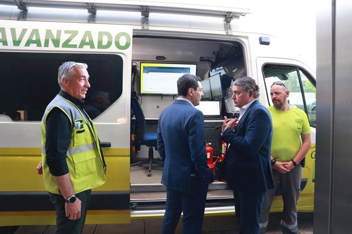 El presidente de la Junta, Juanma Moreno (i), junto al consejero de la Presidencia, Interior, Diálogo Social y Simplificación Administrativa, Antonio Sanz (d), al inicio de la reunión del Comité Asesor del Plan de Emergencia por el apagón generalizado. 