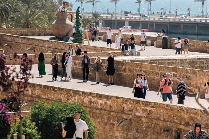 Archivo - Varios turistas en las inmediaciones de la catedral de Palma de Mallorca, a 16 de abril de 2024, en Palma de Mallorca, Mallorca, Baleares (España).