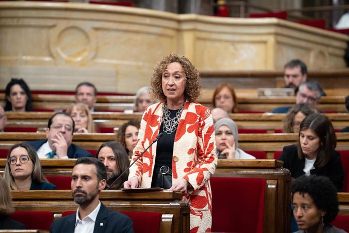 La diputada de ERC, Ester Capella, durante una sesión de control al Govern de la Generalitat de Catalunya en el Parlament, a 9 de abril de 2025, en Barcelona (España).