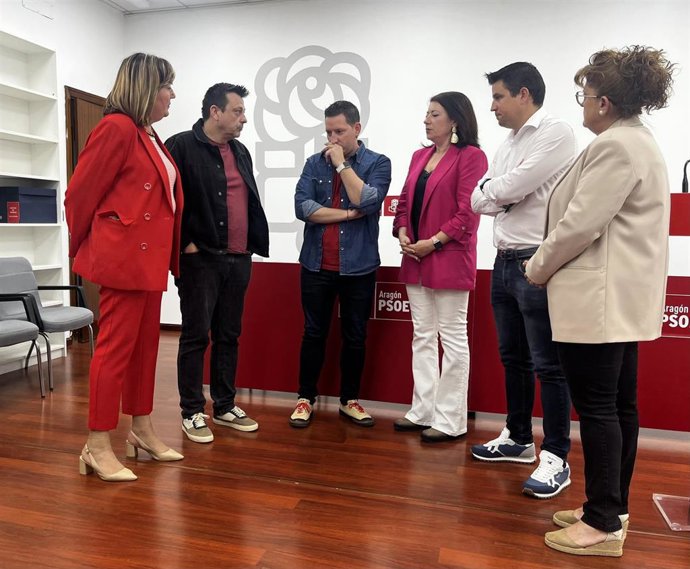 Varios alcaldes del PSOE de municipios de las tres provincias aragoneses en la sede socialista en Zaragoza critican el "abandono" de Azcón durante el apagón.
