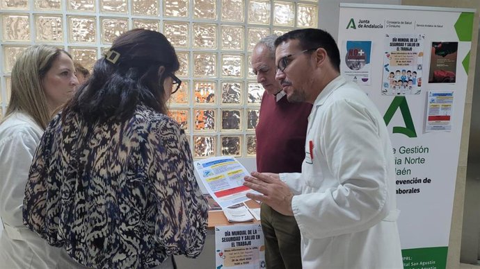Mesa informativa en el hospital de Linares sobre seguridad y salud en el trabajo.
