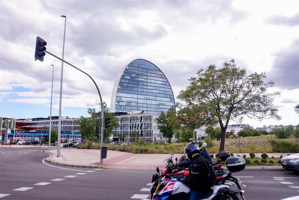 Archivo - Fachada de la sede de BBVA, a 26 de septiembre de 2024, en Madrid (España). BBVA abonará a sus accionistas el próximo 10 de octubre un dividendo a cuenta de los resultados de 2024 de 0,29 euros brutos por título, un 81% más que un año antes, s