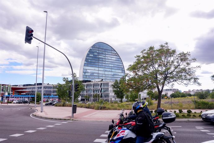 Archivo - Fachada de la sede de BBVA, a 26 de septiembre de 2024, en Madrid (España). BBVA abonará a sus accionistas el próximo 10 de octubre un dividendo a cuenta de los resultados de 2024 de 0,29 euros brutos por título, un 81% más que un año antes, seg