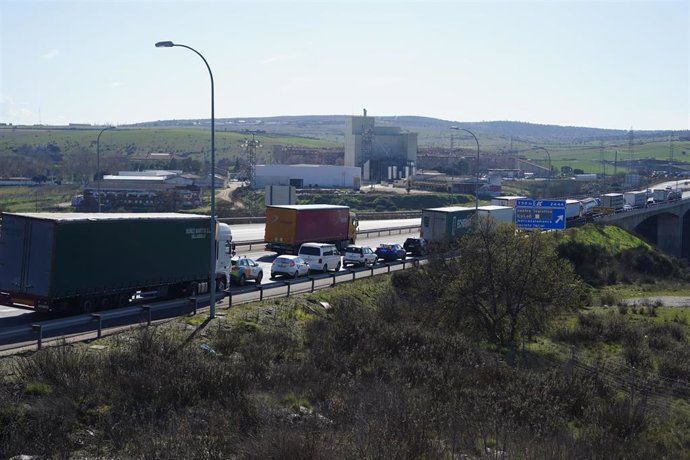 Archivo - Camiones parados en una carretera de Salamanca, Castilla y León (España). 