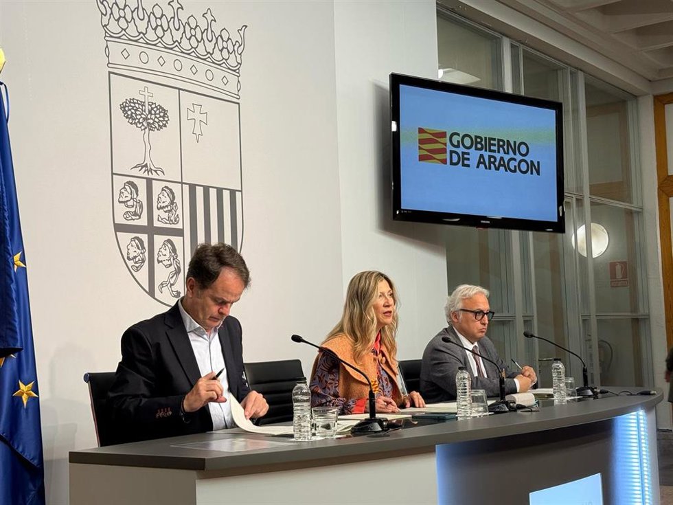 El consejero de Agricultura, Javier Rincón, junto con la vicepresidenta del Gobierno de Aragón, Mar Vaquero, y el consejero de Hacienda, Roberto Bermúdez de Castro, en la rueda de prensa posterior al Consejo de Gobierno.