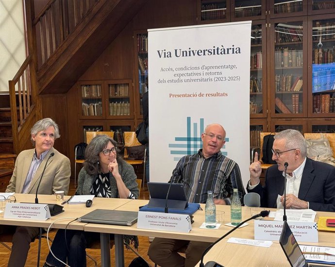Ramon Llopis (Universidad de Valencia); Anna Prades (AQU Catalunya); Ernest Pons y Miquel Martínez (UB) durante la rueda de este miércoles